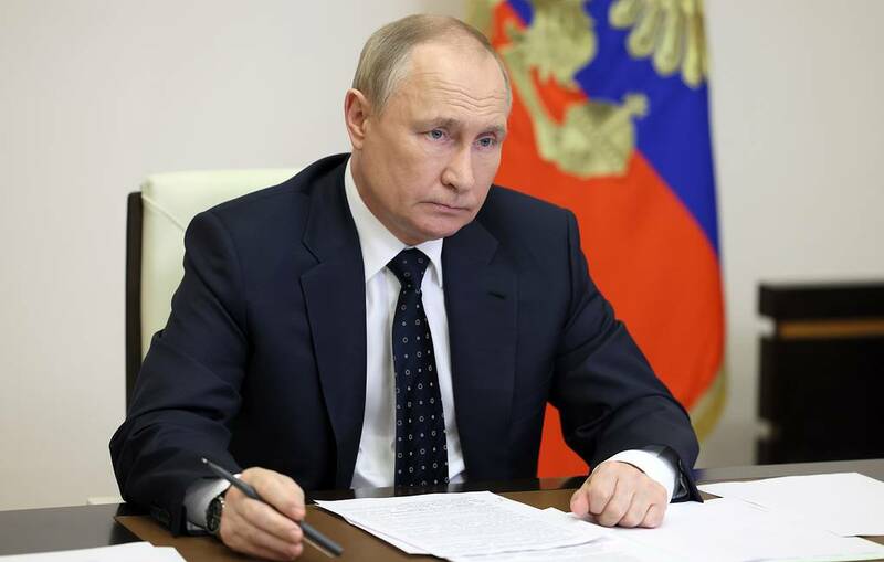 Путин заявил, что экономика России достойно выдерживает санкционный удар