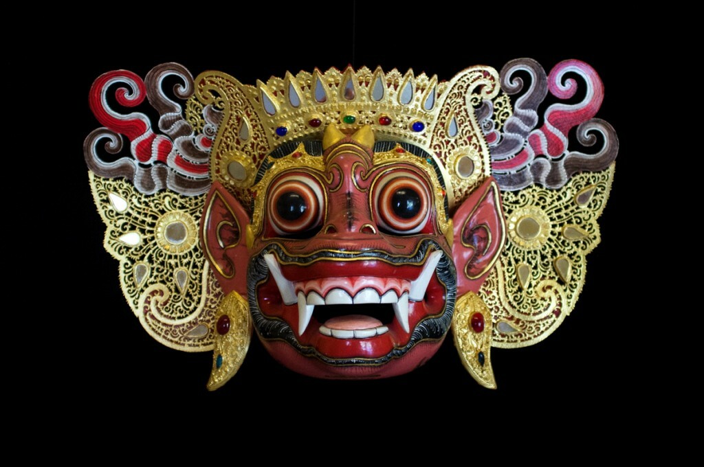 Почему нара в маске. Индийские ритуальные маски. Карнавальная индийская маска. Индонезийские маски. Индонезийская Театральная маска.
