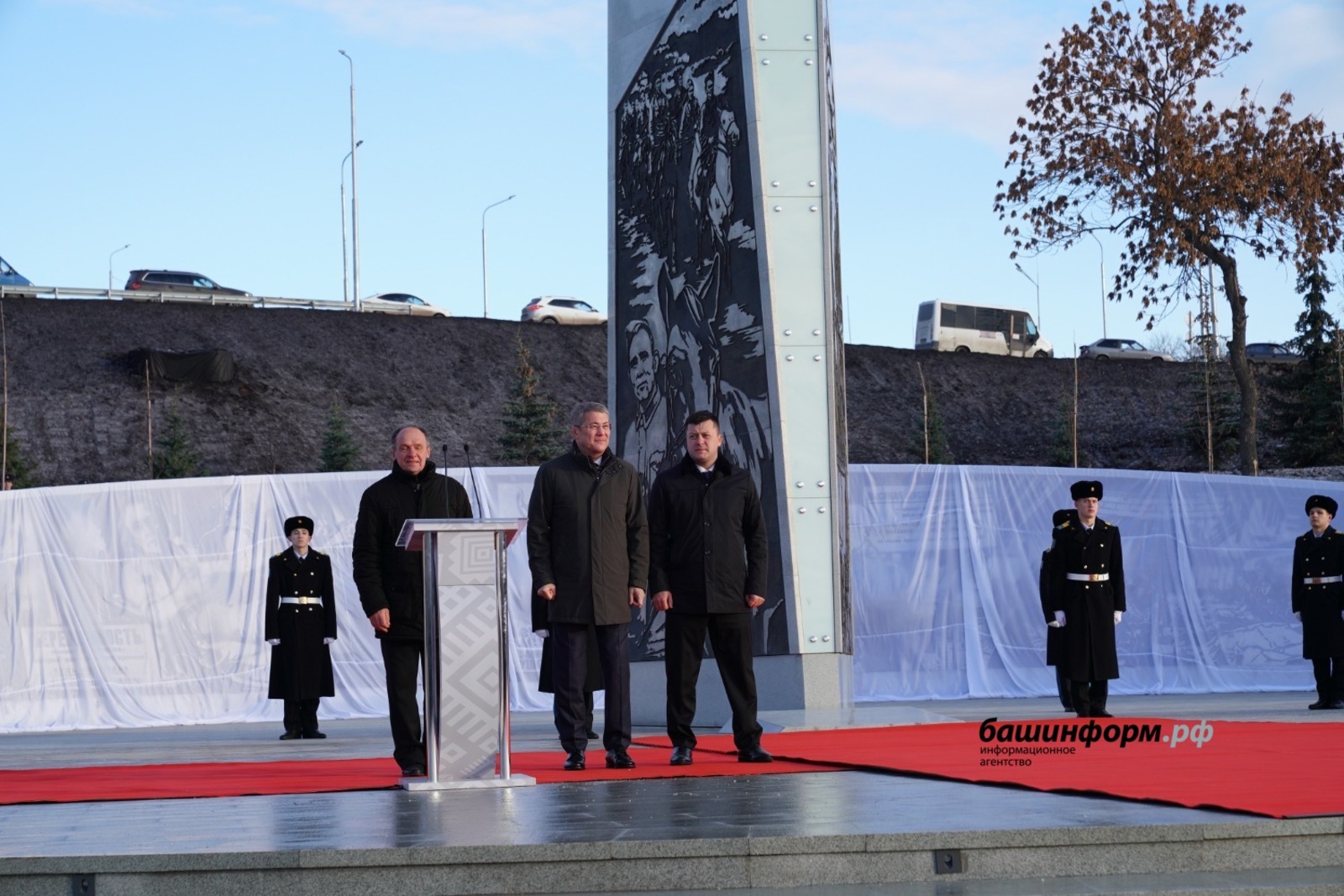 Глава Башкирии принял участие в открытии в Уфе стелы «Город трудовой доблести»