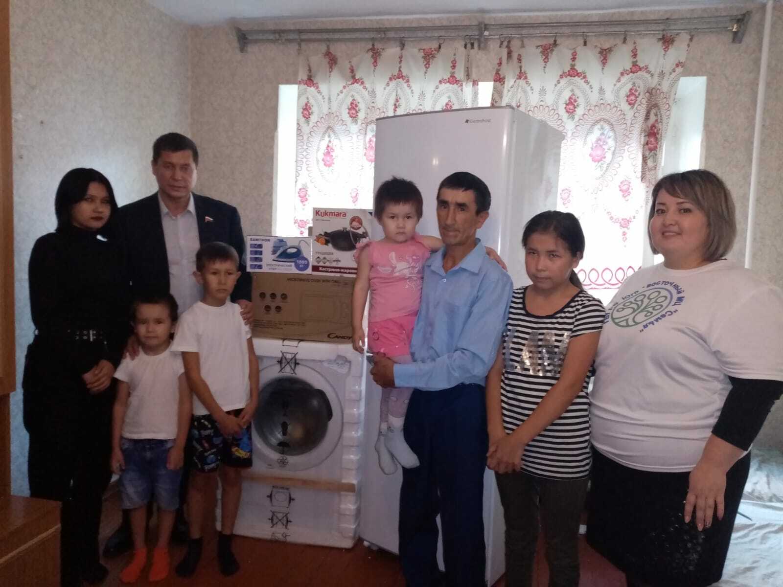 Подарки от депутата Байгускарова для многодетной семьи из Сибая