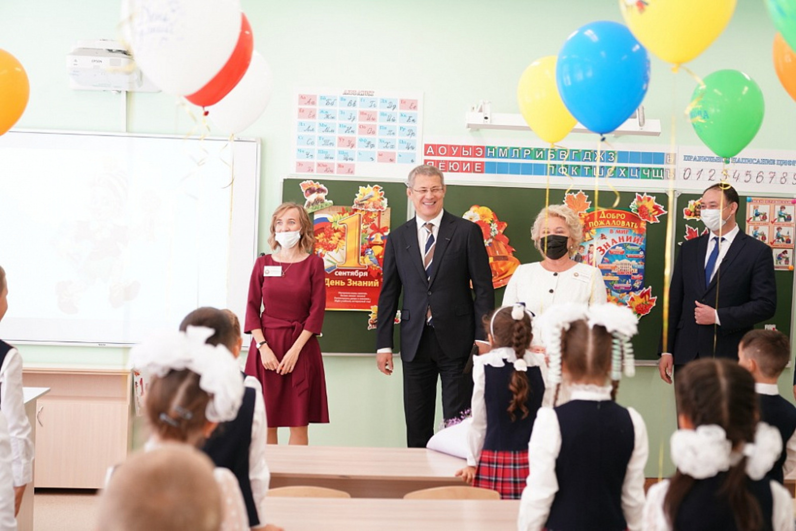 Глава республики поздравил школьников с Днём знаний