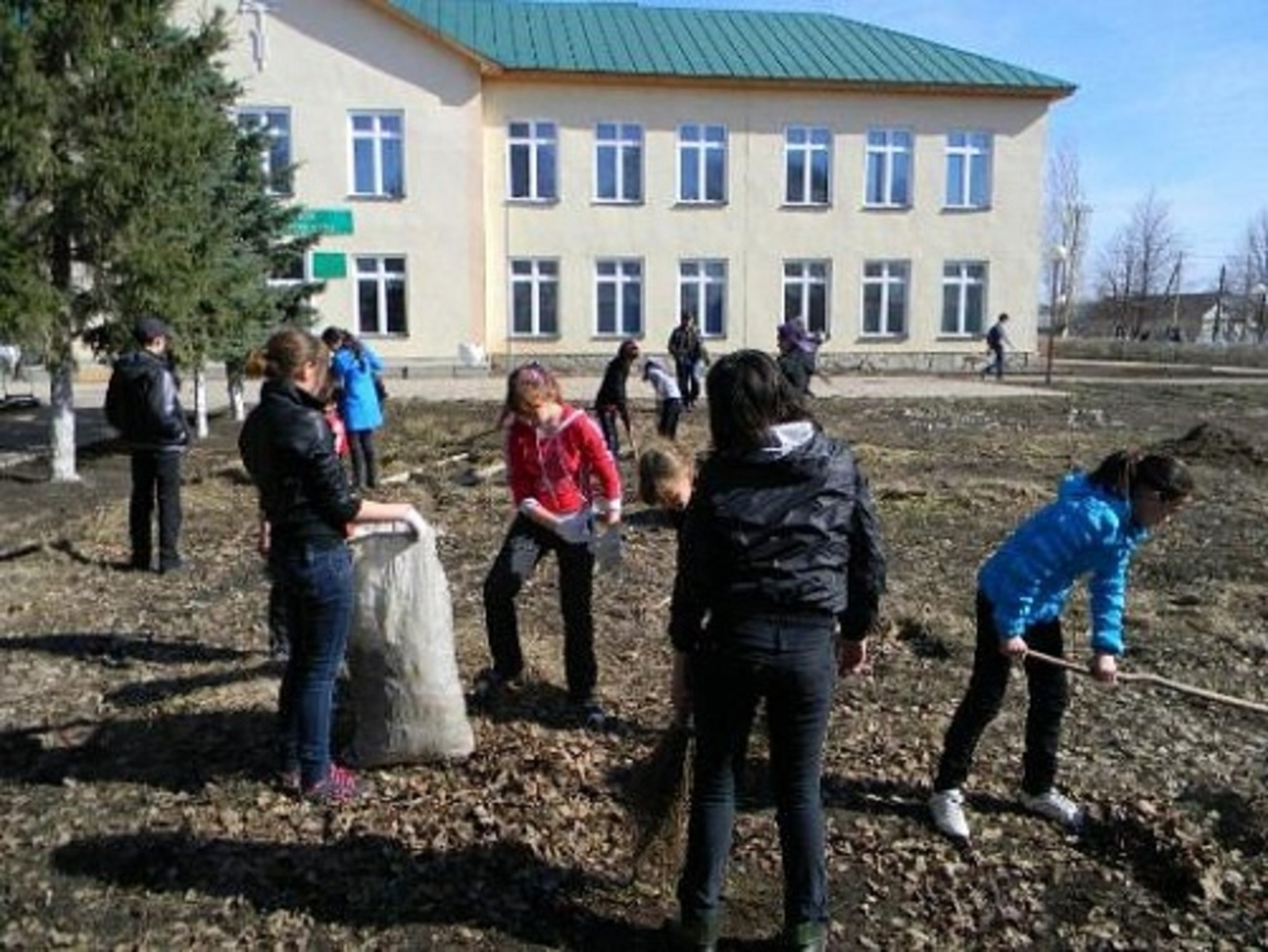 Учащиеся БГИ № 3 на уборке территории.