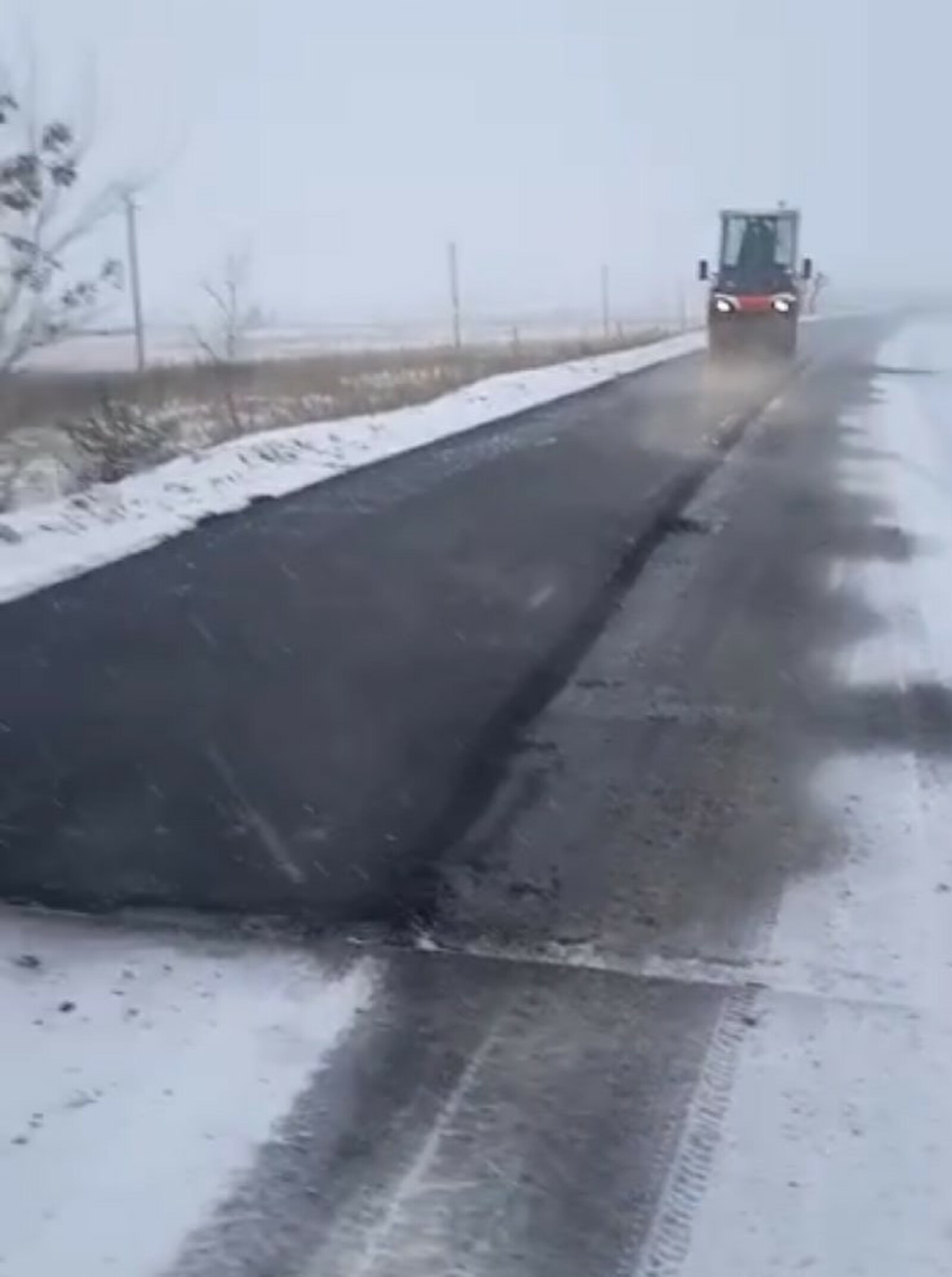 Жителей Туймазинского района возмутила укладка асфальта на снег