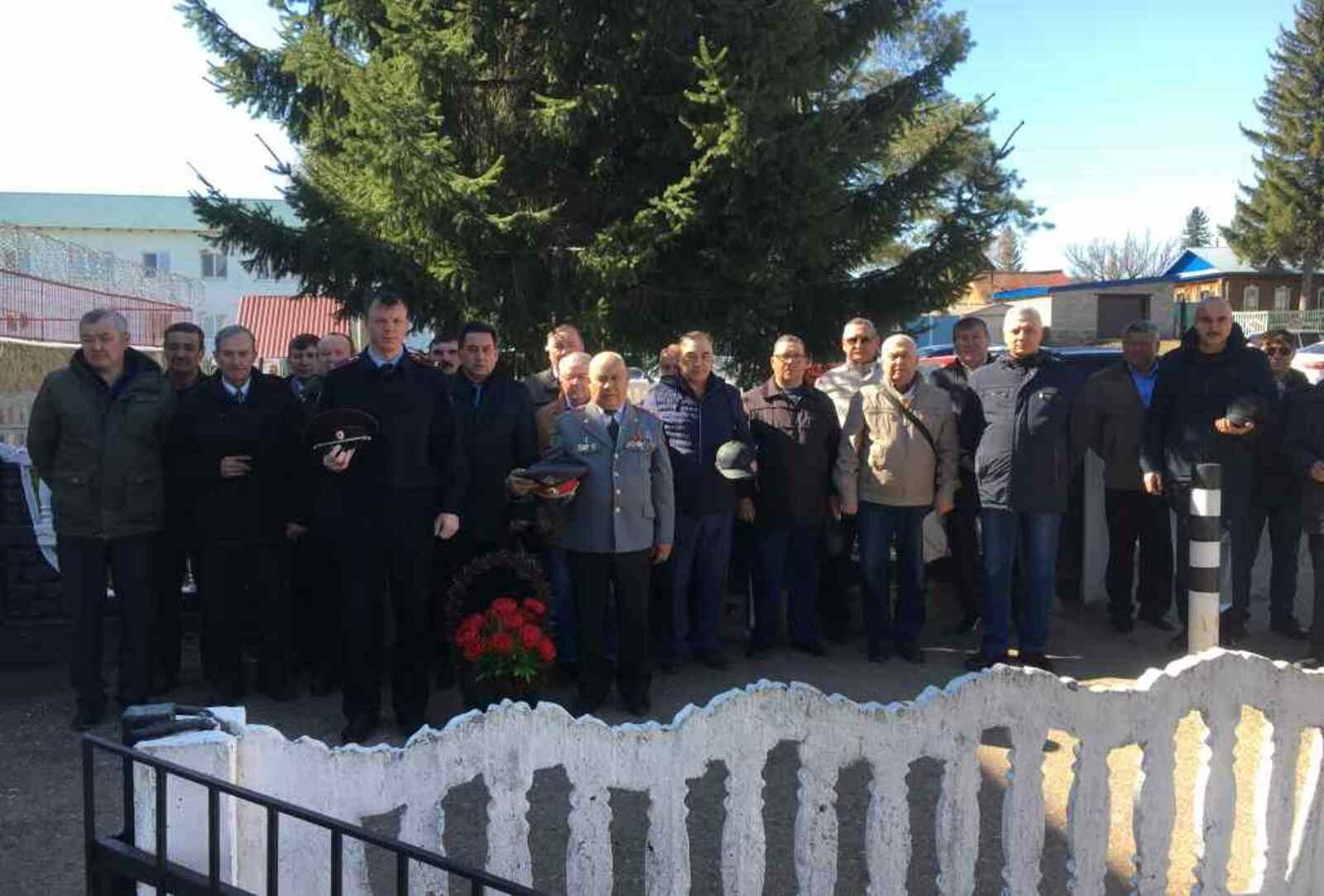 Минута молчания и цветы к памятнику сотрудникам ОВД.