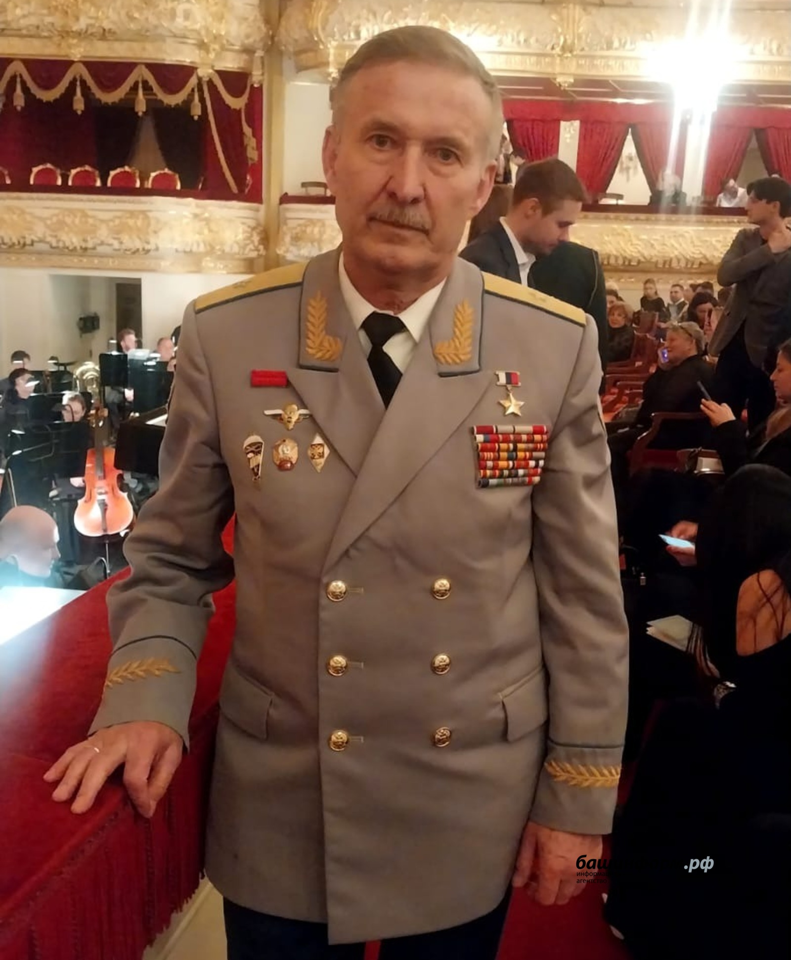 автор
