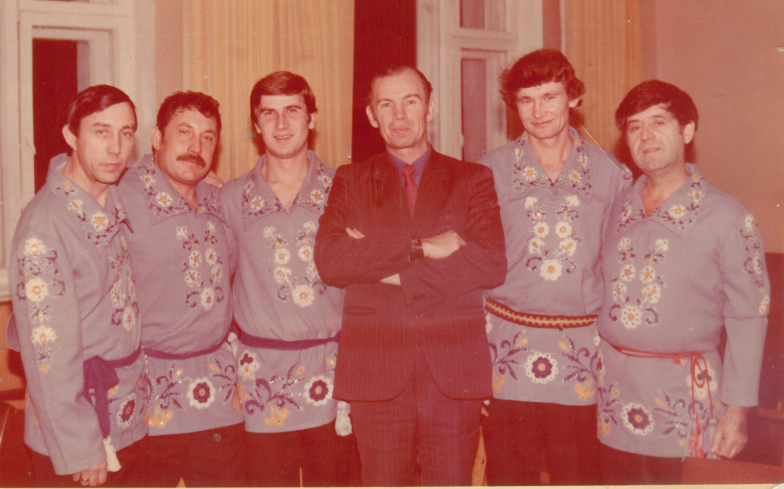 В.Н. Захаров (в центре) с мужской  вокальной группой авторемонтного завода.