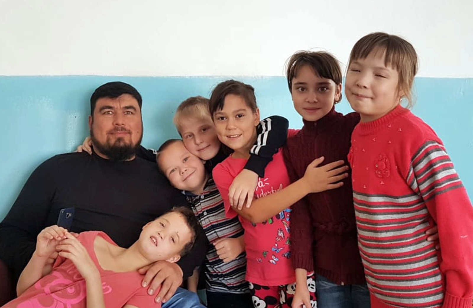 Предприниматель, волонтёр-меценат Эльвир Ахметшин с детьми из приюта.