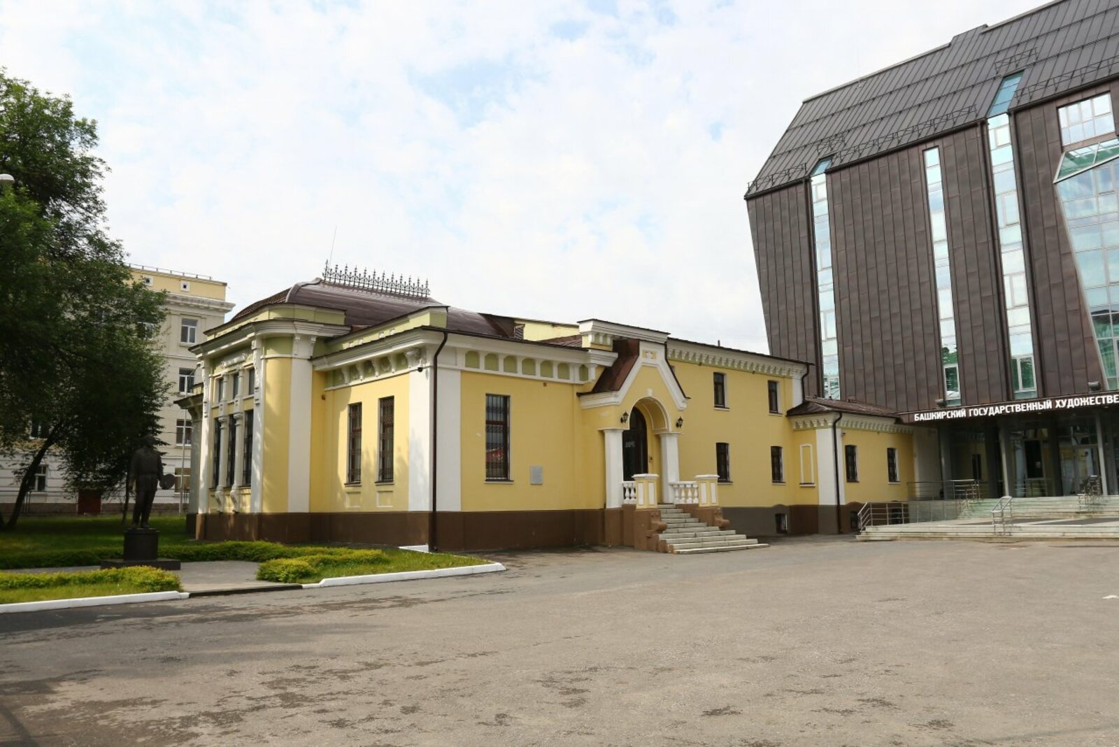 Олег Яровиков