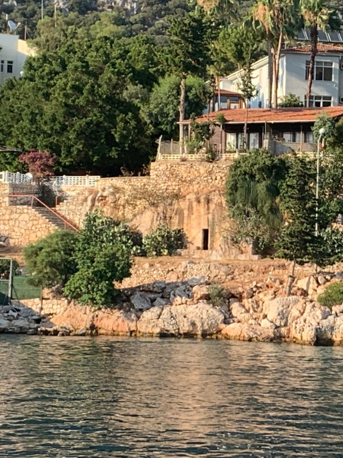 автор  Гробница прямо в доме.