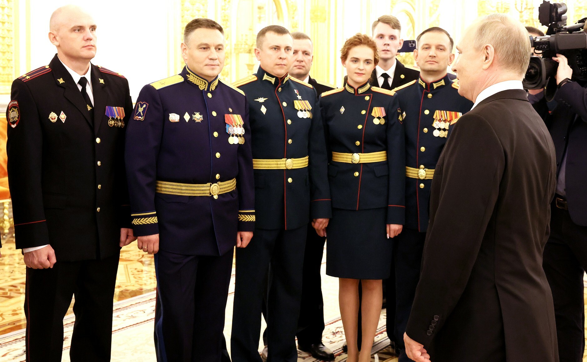 Президент встретился с лучшими выпускниками высших военных учебных заведений