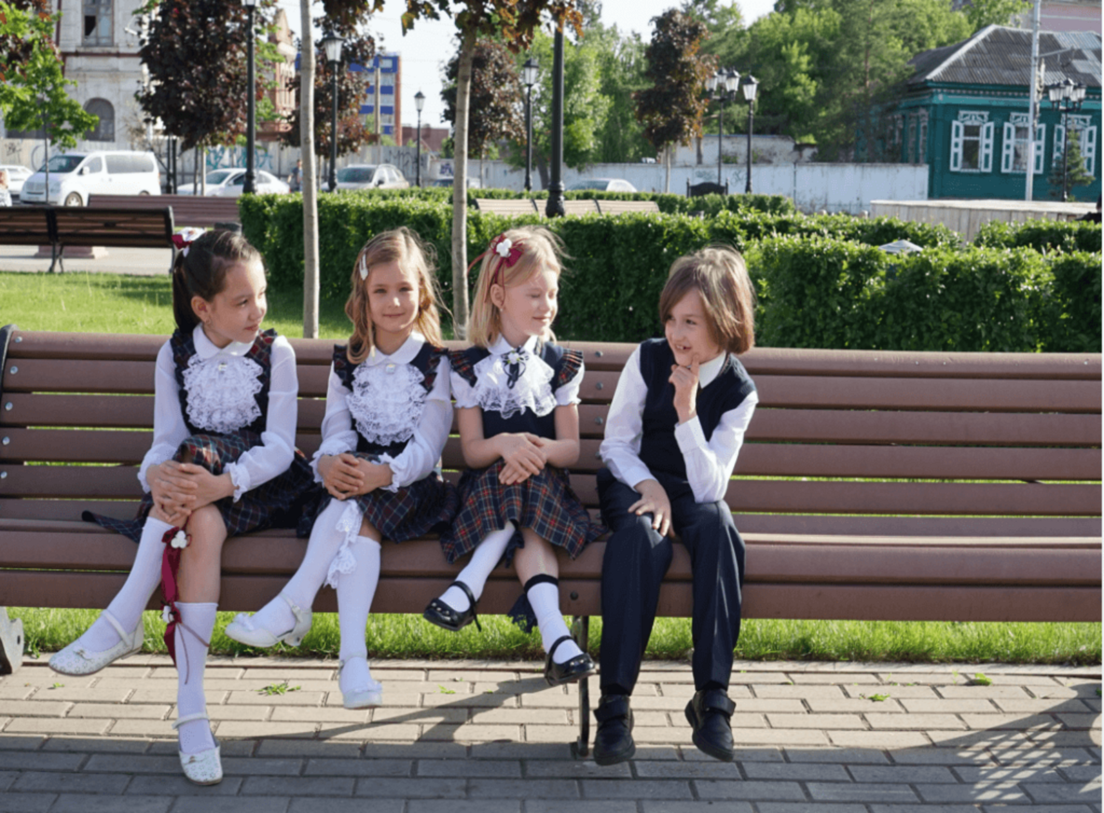 Ученица пришла в школу. Единая Школьная форма в Башкирии 2020. Школьники в форме. Школьная форма для первоклассницы. Девочки в школе.