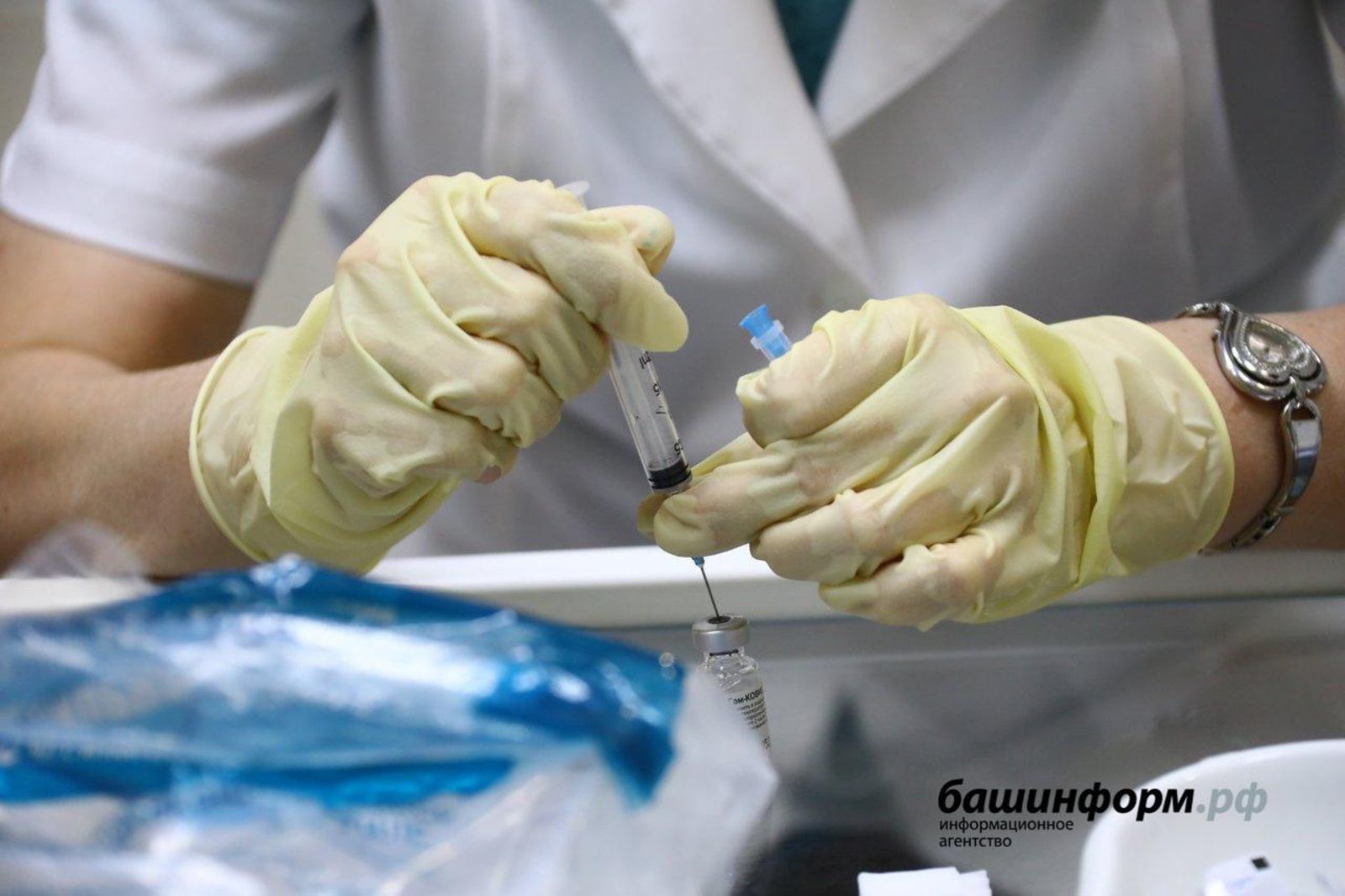 Владимир Путин заявил о необходимости повышать темпы вакцинации россиян от ковида