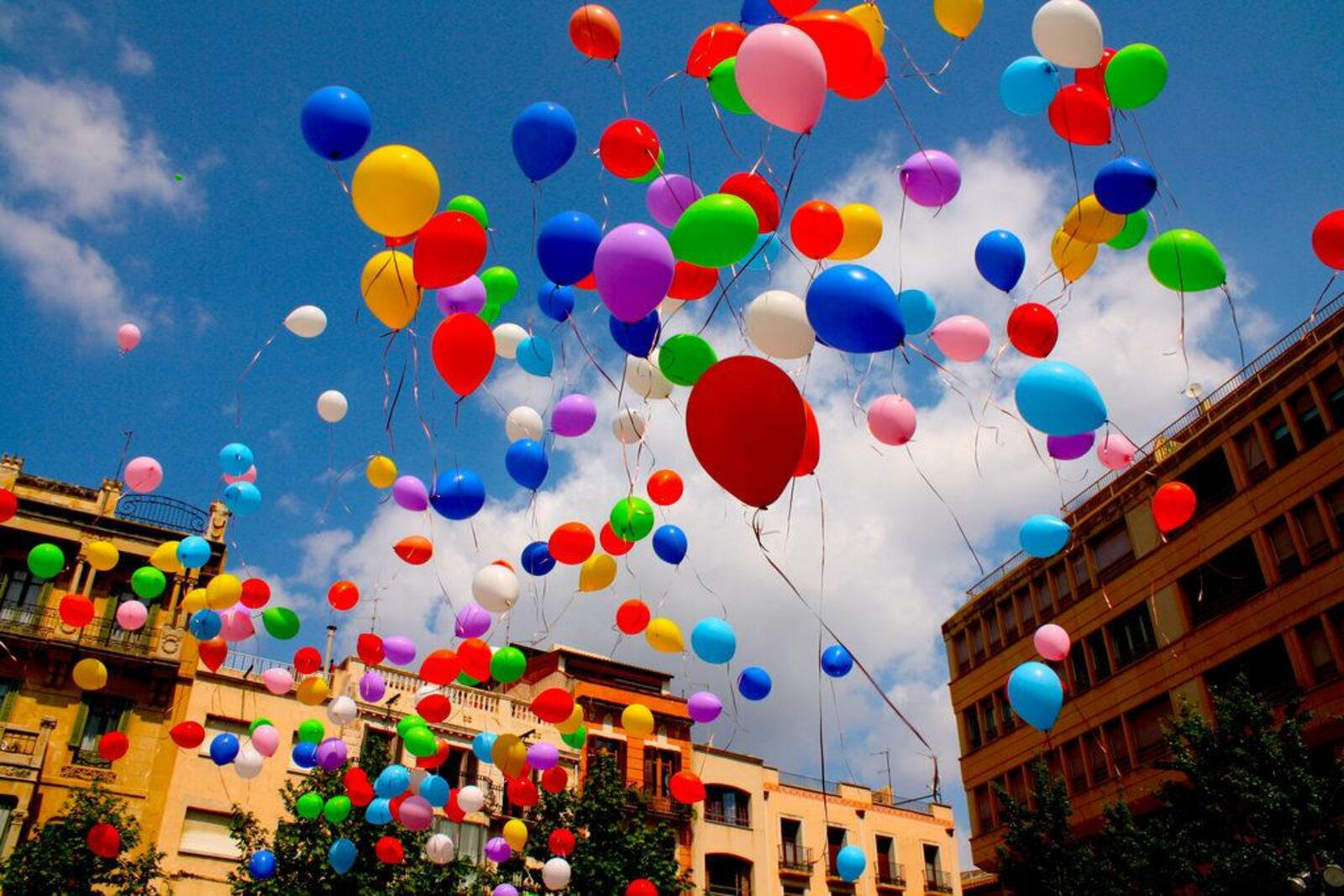 Выпуск воздушных шаров. Воздушный шарик. Шарики в небе. Праздничные шары. Воздушные шарики праздник.