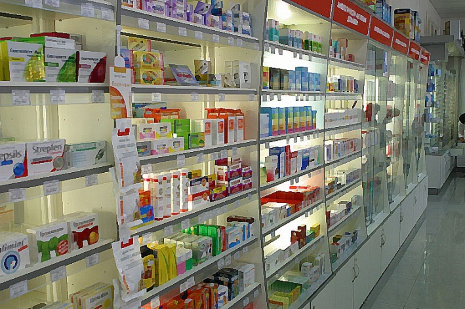 Ассортимент товаров в аптеке. Ассортимент аптеки. Полки для лекарственных препаратов. Полки в аптеке. Аптека витрина с лекарствами.