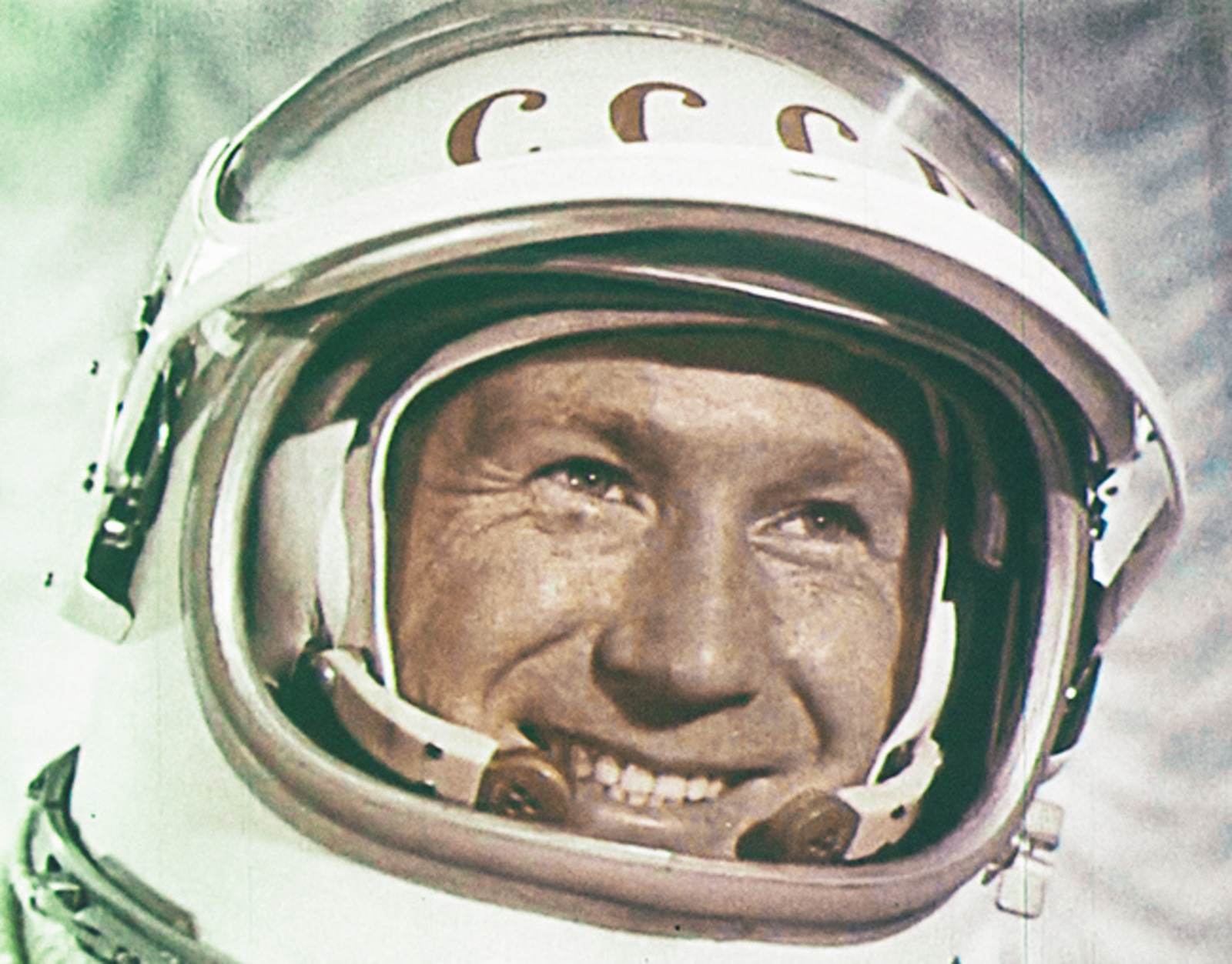 Первый мужчина в открытом космосе. Леонов космонавт.