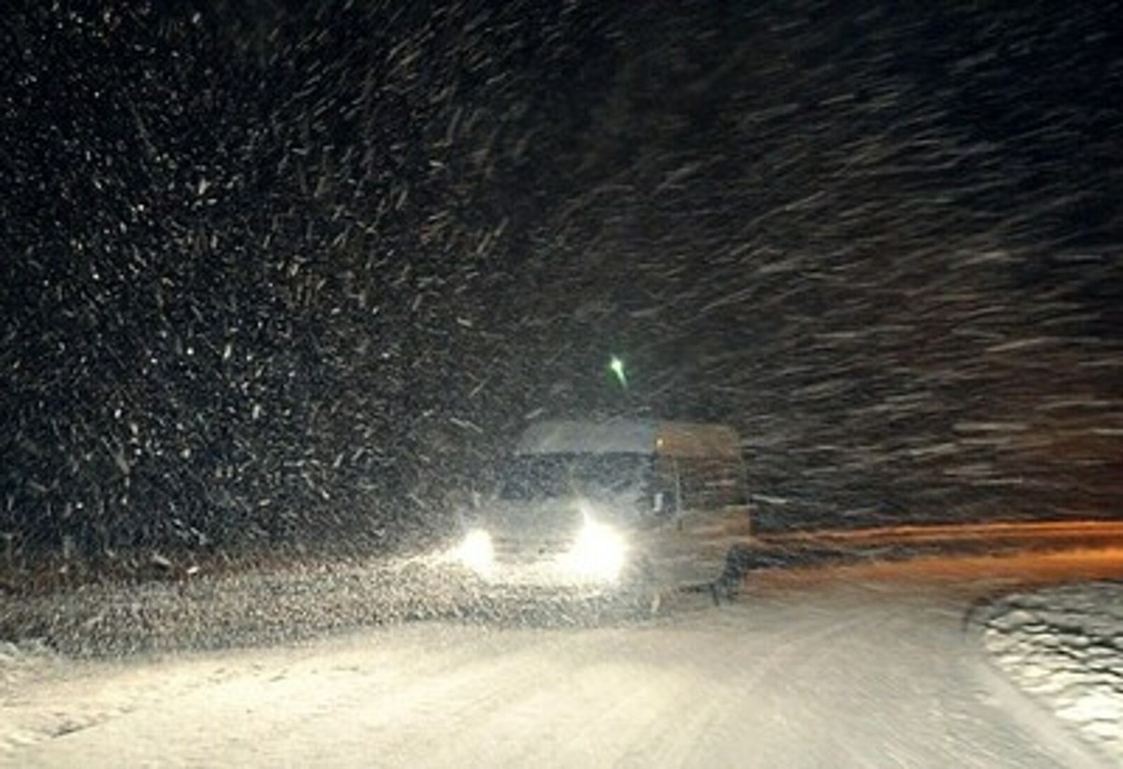 Сильный снег ночью. Трасса ночью зимой. Метель на трассе ночью. Снегопад на трассе ночью. Авто в метель.