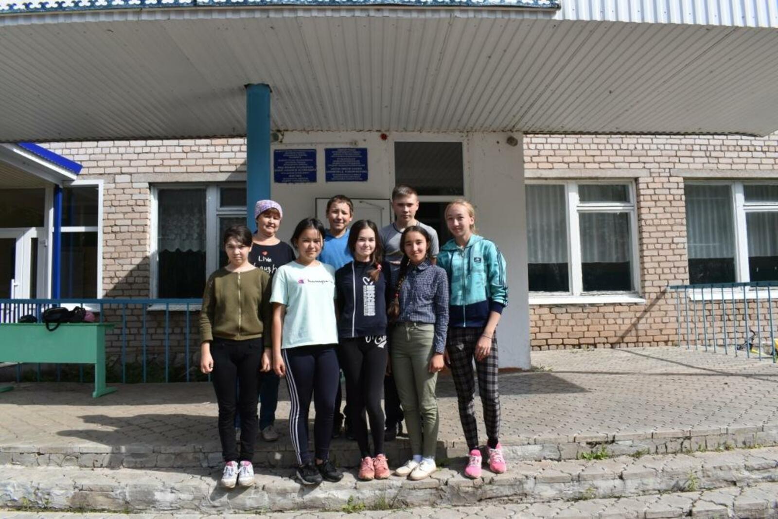 Учащиеся 9 класса вместе с классным руководителем Р.Н. Шакировой во время каникул работают на школьном приусадебном участке.