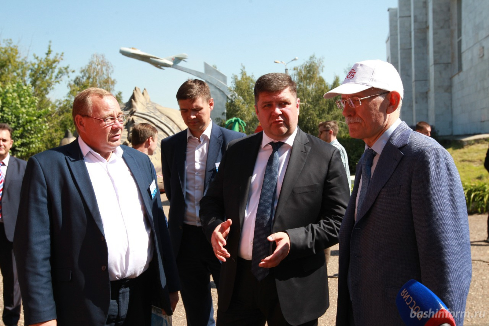 Олег Яровиков