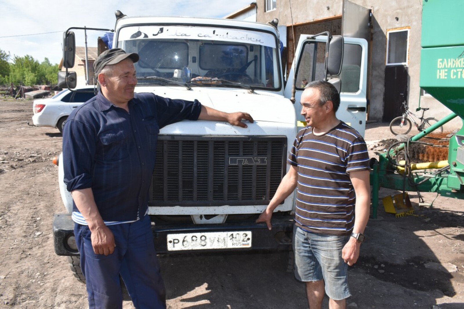 Водители Руслан Салимов (на снимке слева)  и Самат Булатов без задержек доставляли семена и удобрения в поле.