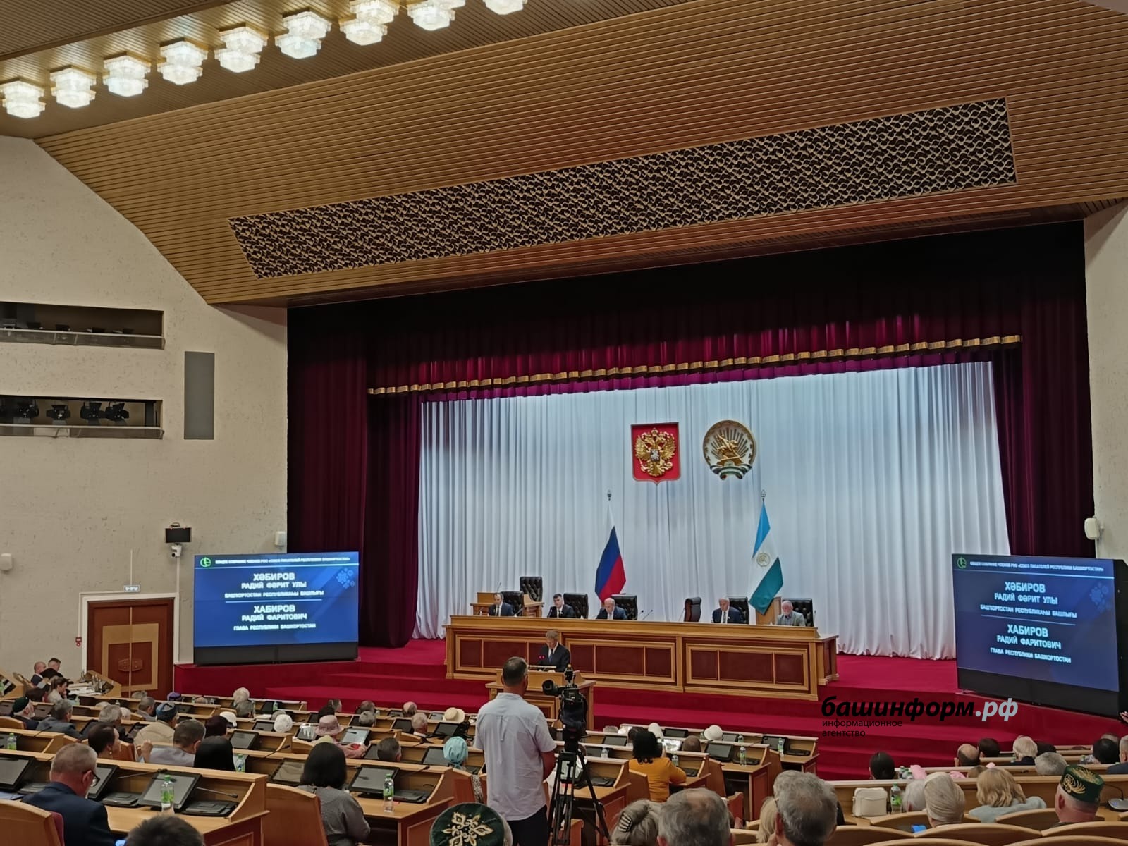 автор