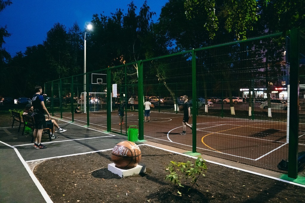 Торговые площадки уфы. Спортивная фотосессия на улице. Летняя аллея. Колонны во дворе дома. Светильники в школьный двор тематические.