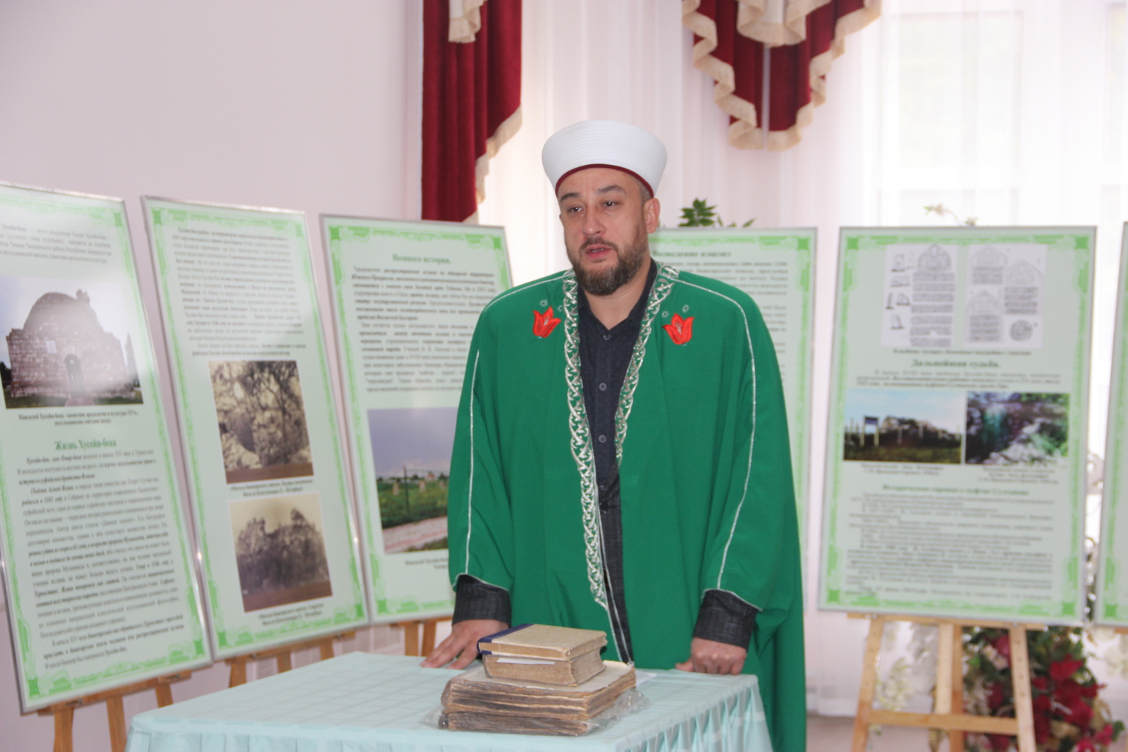 Имамы Чишминского района изучили старинные книги фонда музея