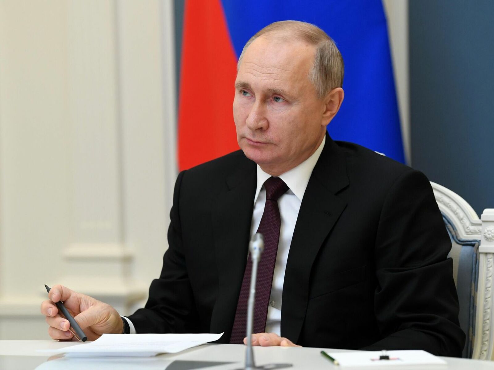 Путин отменил страховые взносы в августе.