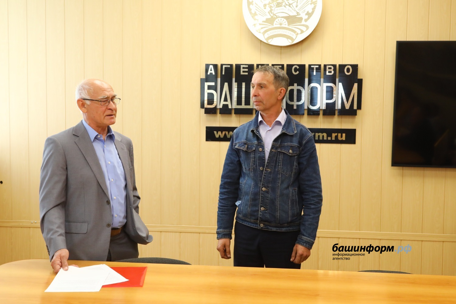 Валерий Шахов  Арсений Андреев с литературным редактором «Башинформа» Аликом Шакировым на вручении диплома «Ярзам».