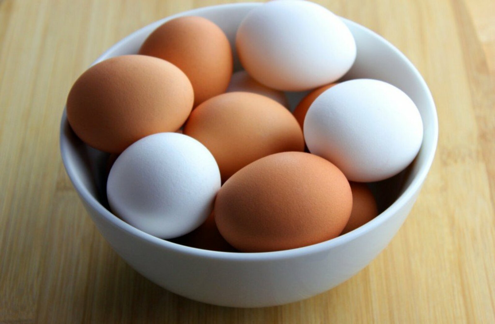 Какие яйца лучше купить. Яйцо. Яйцо куриное. Яйцо домашнее куриное. Коричневое яйцо.