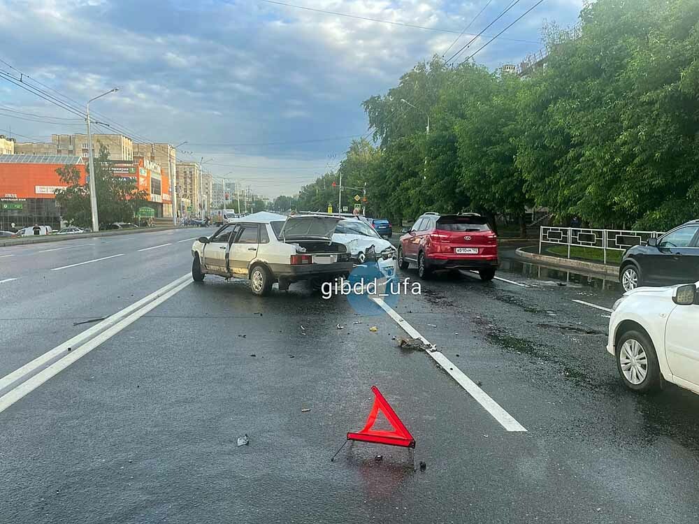 В Уфе в результате ДТП тяжёлые травмы получила пассажирка «Логана»