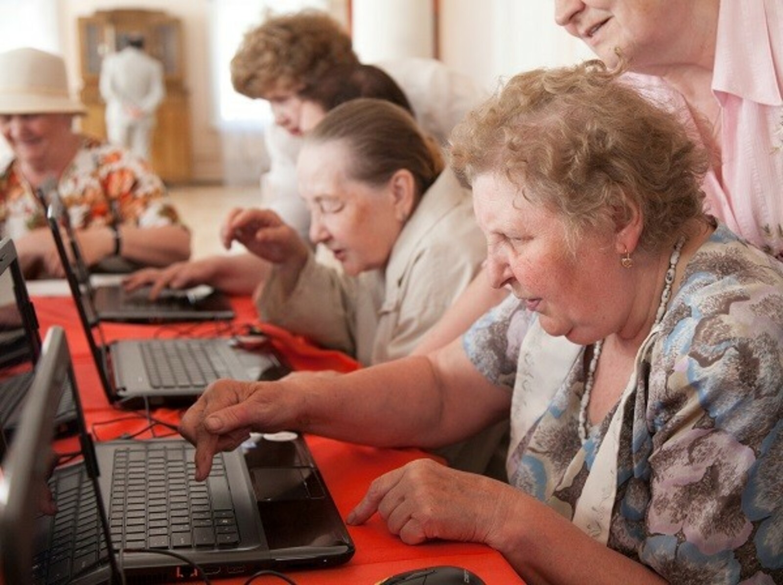 Работа для пенсионеров сегодня. Пенсионеры и компьютер. Бабушка и компьютер. Пожилые в интернете. Бабушка и дедушка за компьютером.