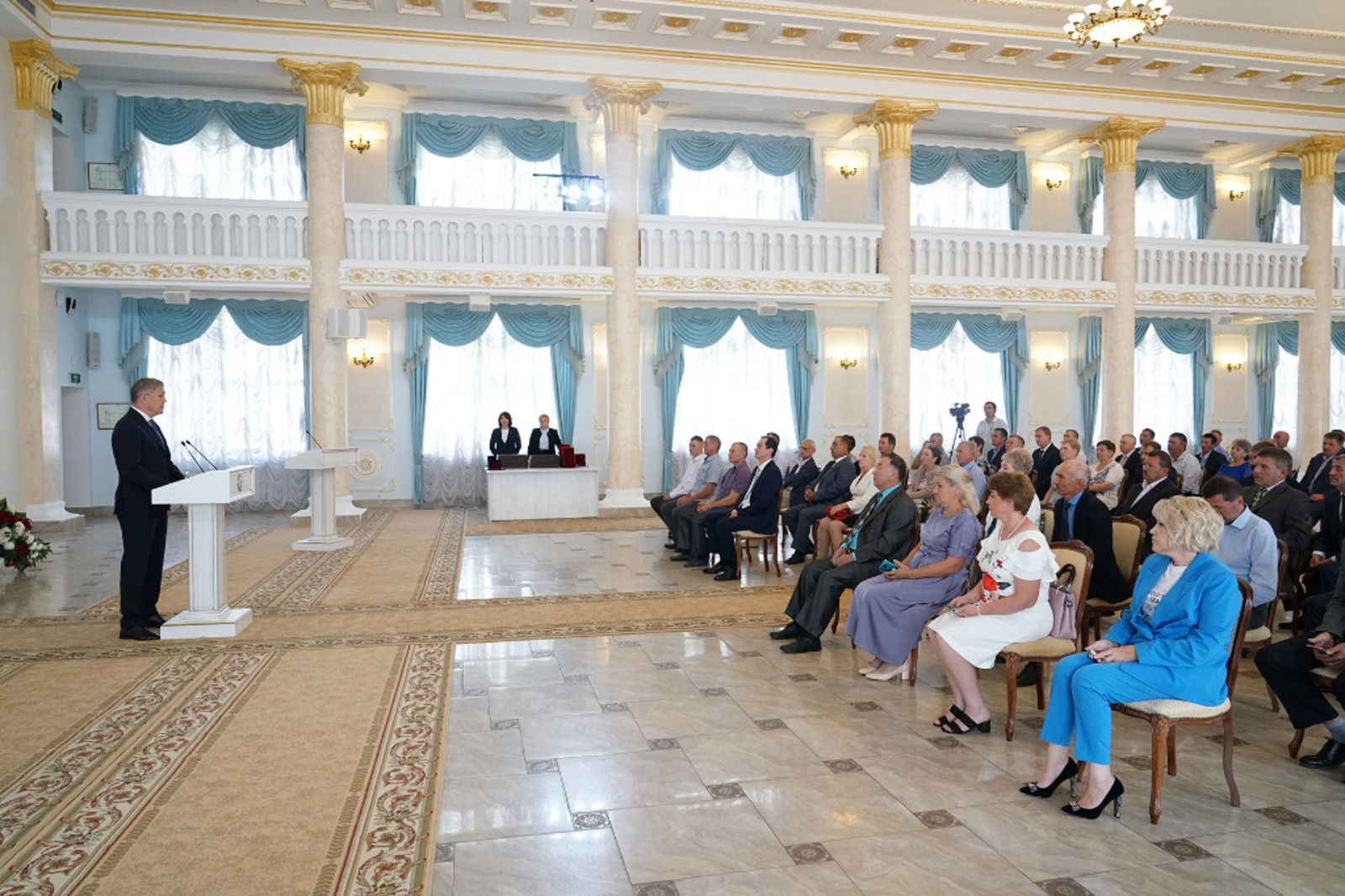 Глава Башкортостана Радий Хабиров вручил государственные награды работникам строительного комплекса республики