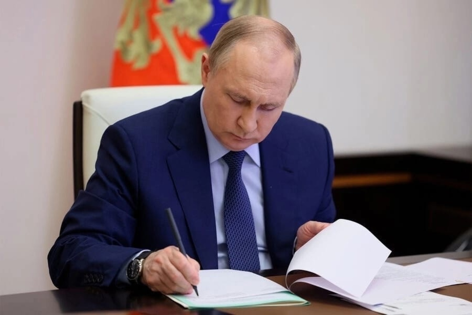 Владимир Путин яңы пособие тураһындағы законға ҡул ҡуйҙы