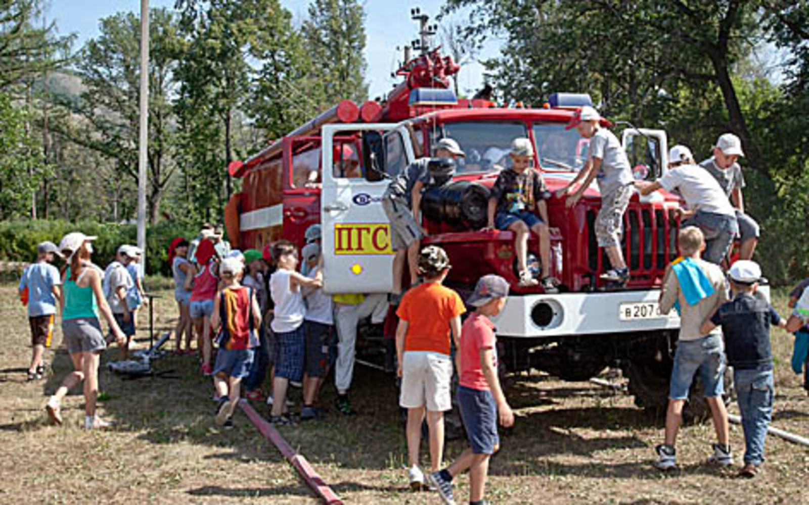 Дети «загорелись» интересом к пожарной технике.