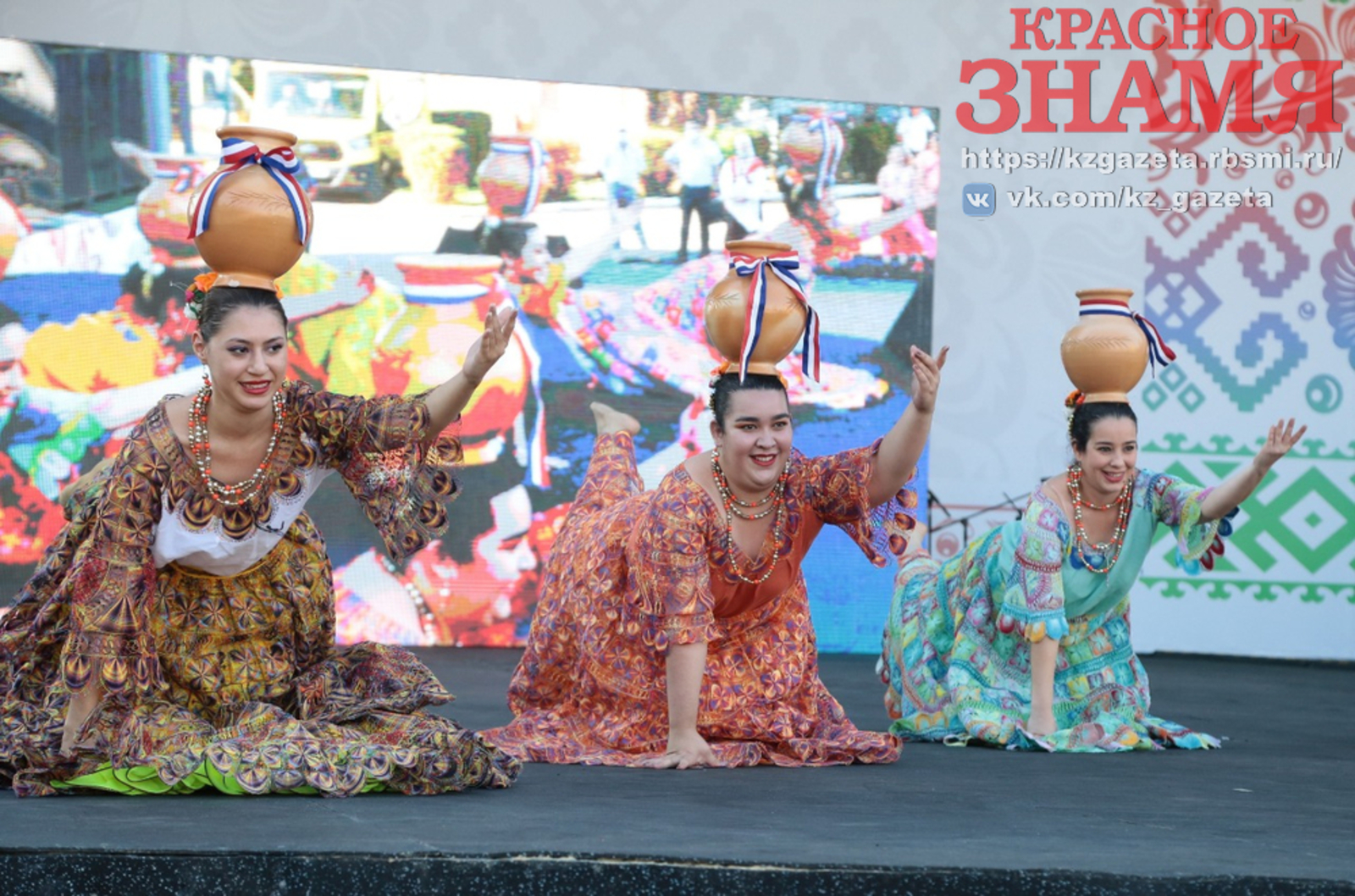 Парагвайки танцевали в Нефтекамске с кувшинами на голове
