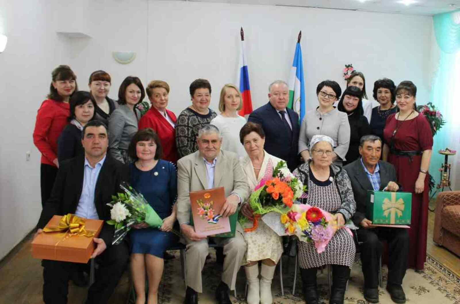 Виновники торжества принимали душевные поздравления главы Администрации района Ф. Чингизова, своих детей и внуков.