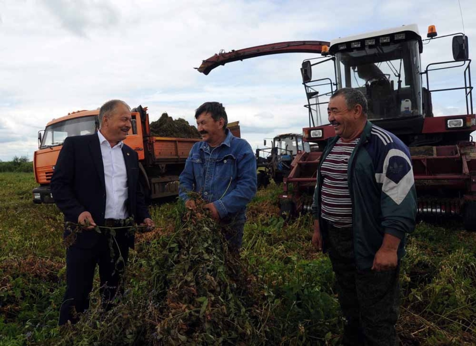 Ринат РАЗАПОВ  Нажип Хисаметдинов (слева) рассчитывает заготовить двухгодичный запас кормов.