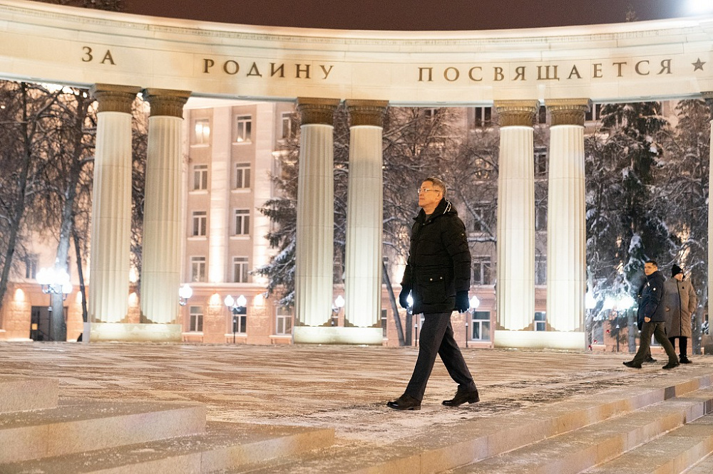 Радий Хабиров в Новый год побывал на Советской площади и фестивале Terra Zima
