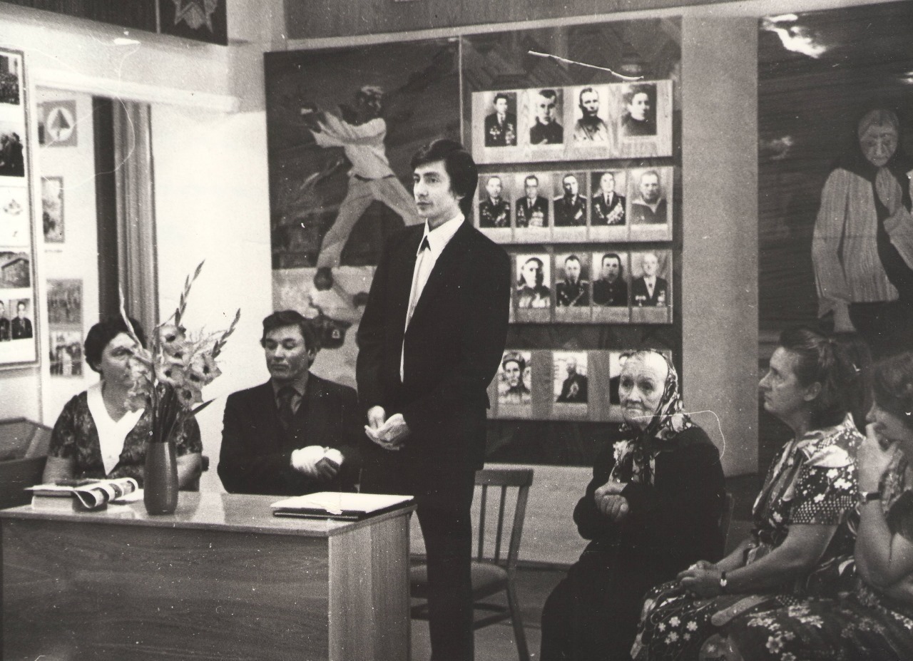 из фондов МБУК "Историко-краеведческий музей" Белебеевского района РБ  Владимир Овчинников в Белебеевском историко-краеведческом музее, слева от него - бабушка и мама, 1982.