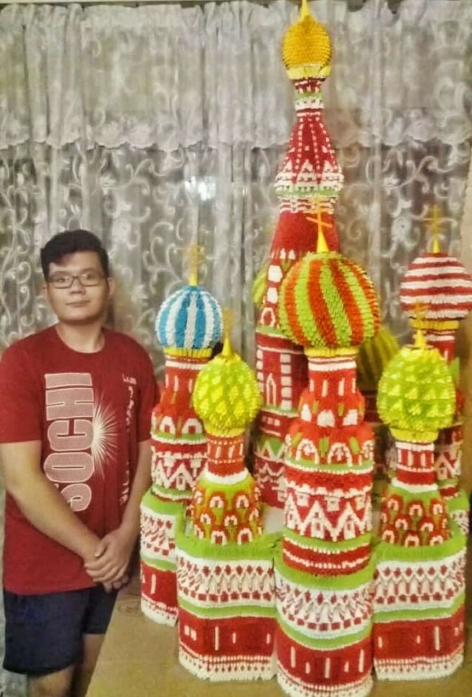 Школьник из Башкирии за год построил копию собора Василия Блаженного из бумаги