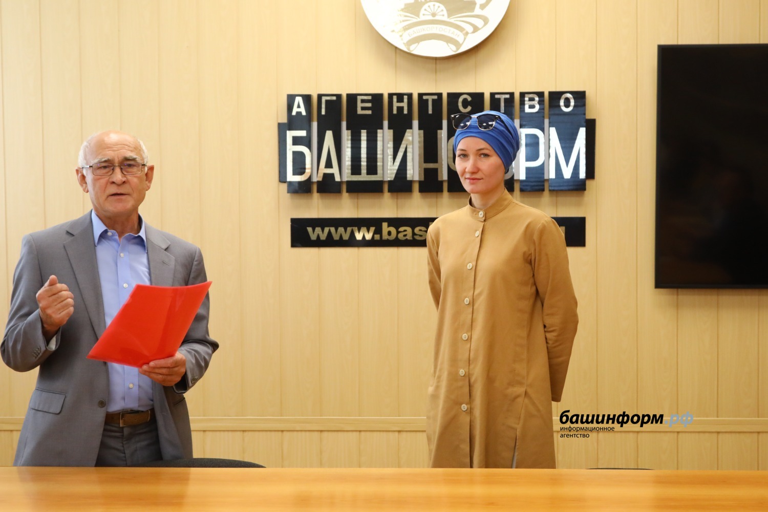 Валерий Шахов  Дочь Сергея Сироты Галина Хайруллина с литературным редактором «Башинформа» Аликом Шакировым на вручении диплома «Ярзам».