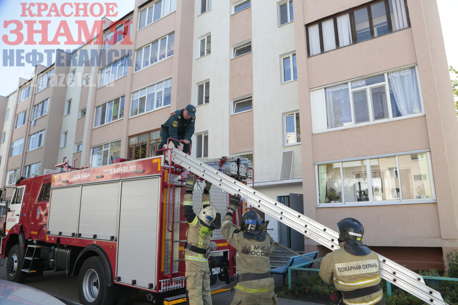 Пожарные помогли нефтекамцам проникнуть в квартиру