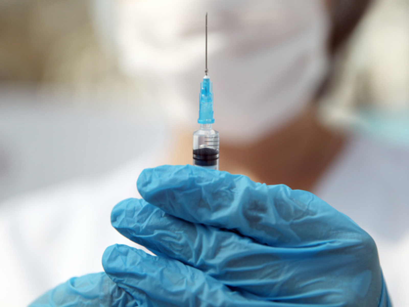 Минтруд разрешил отстранять от работы сотрудников, уклоняющихся от вакцинации без причины
