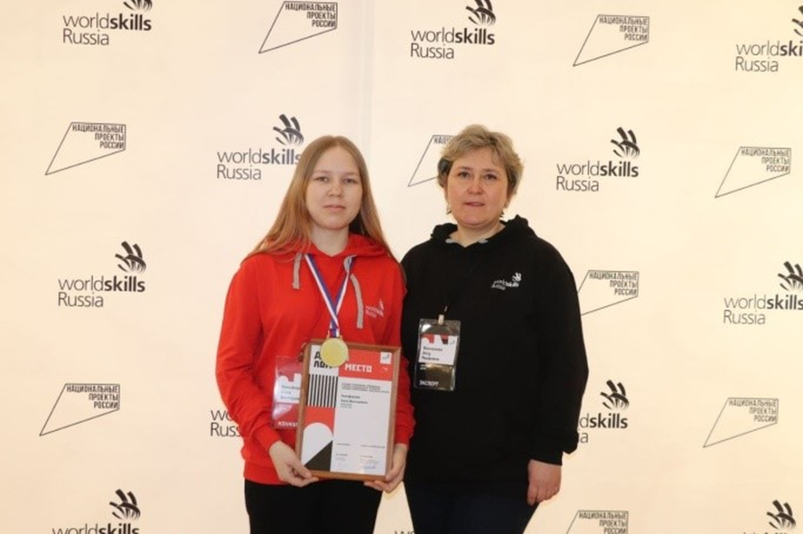 Студентка Нефтекамского нефтяного колледжа Анна Никифорова, победитель финала чемпионата молодых профессионалов, со своим преподавателем Алсу Вакказовой.