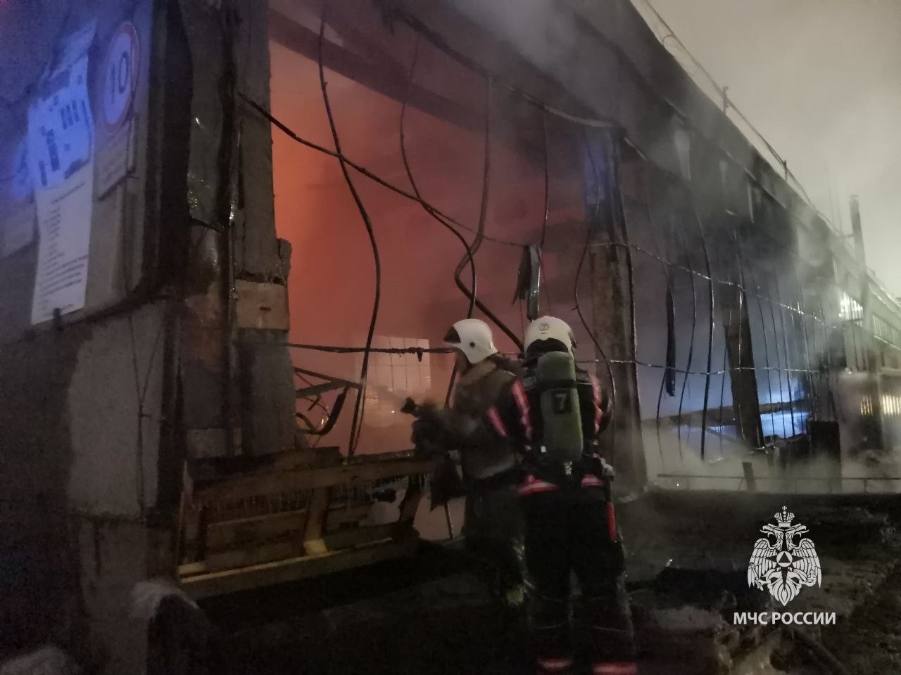 В столице Башкирии загорелся склад