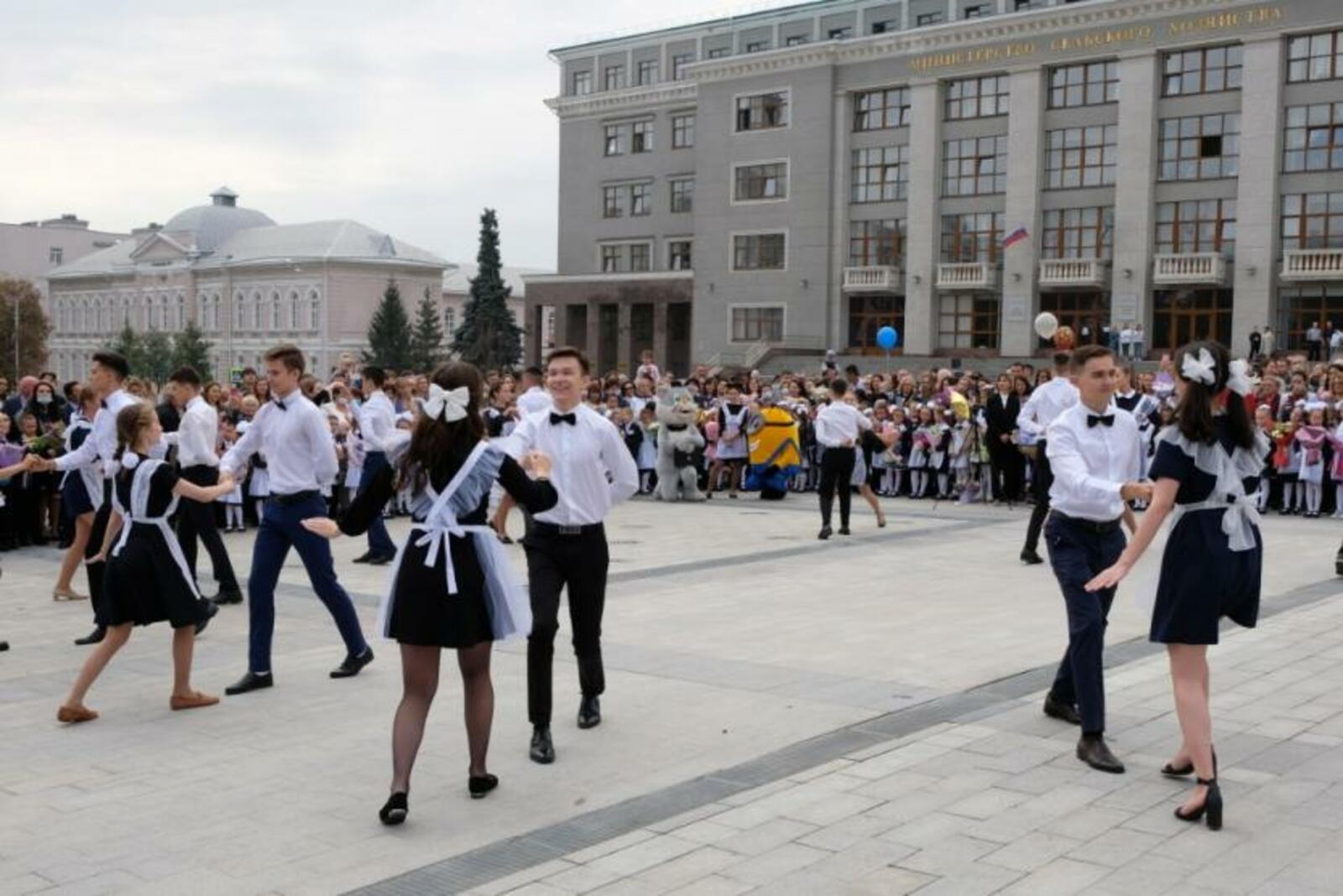 В Уфе на обновленной Советской площади состоялся школьный вальс