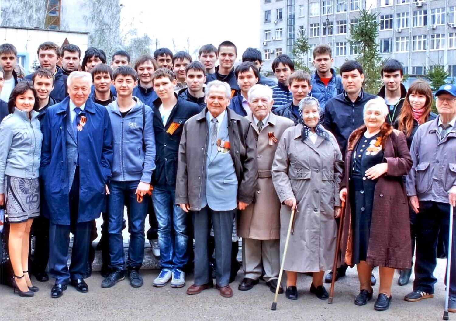 пресс-служба УГНТУ Со студентами и ветеранами. 9 мая 2006 г.