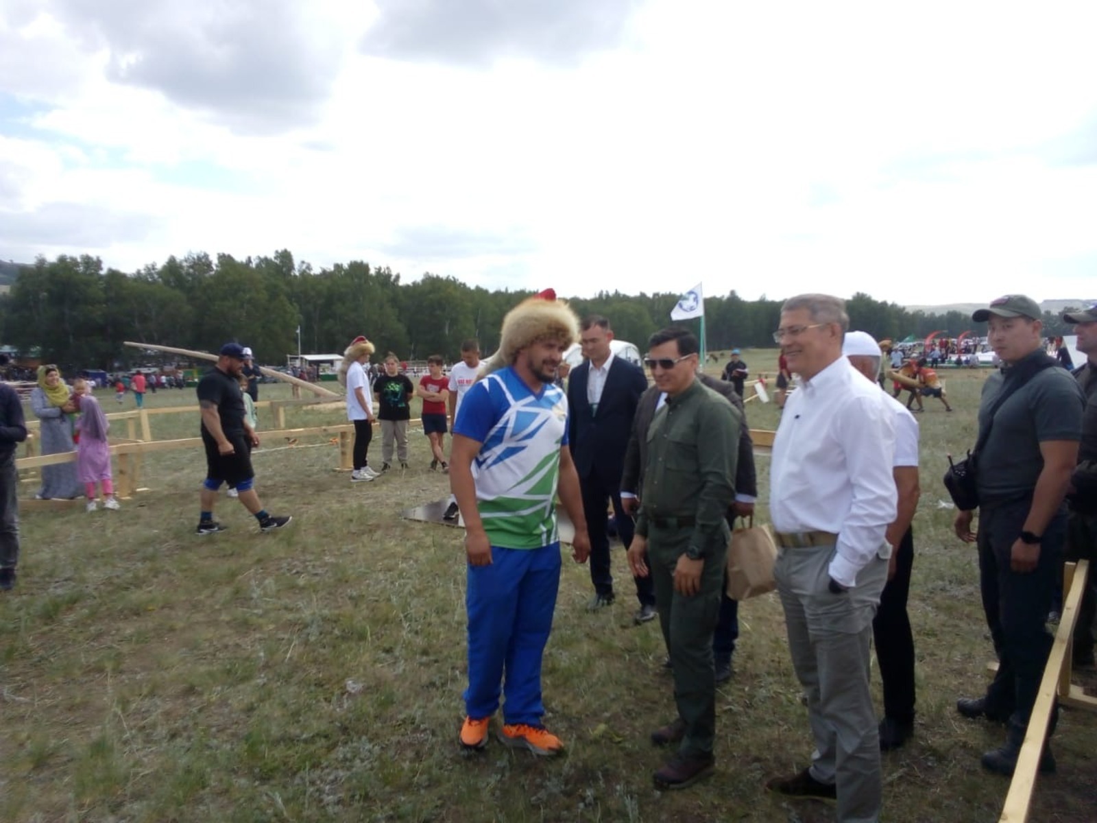 Хасиков вручил Хабирову сертификат калмыцкого коня