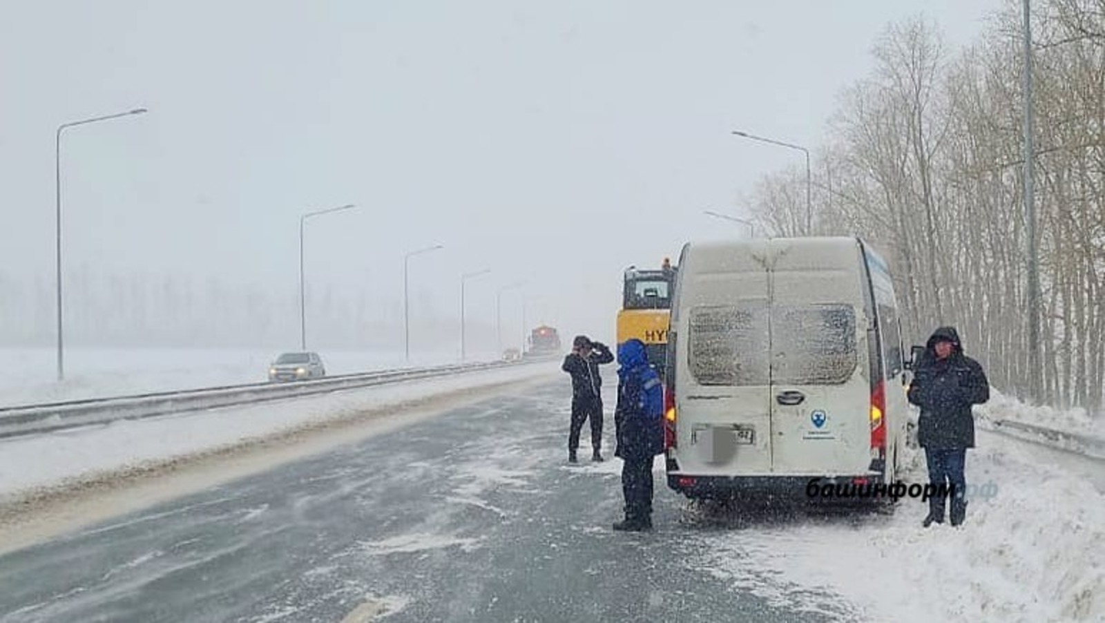 Рейсовый автобус «ГАЗель», следовавший из Уфы в Стерлитамак, столкнулся с экскаватором