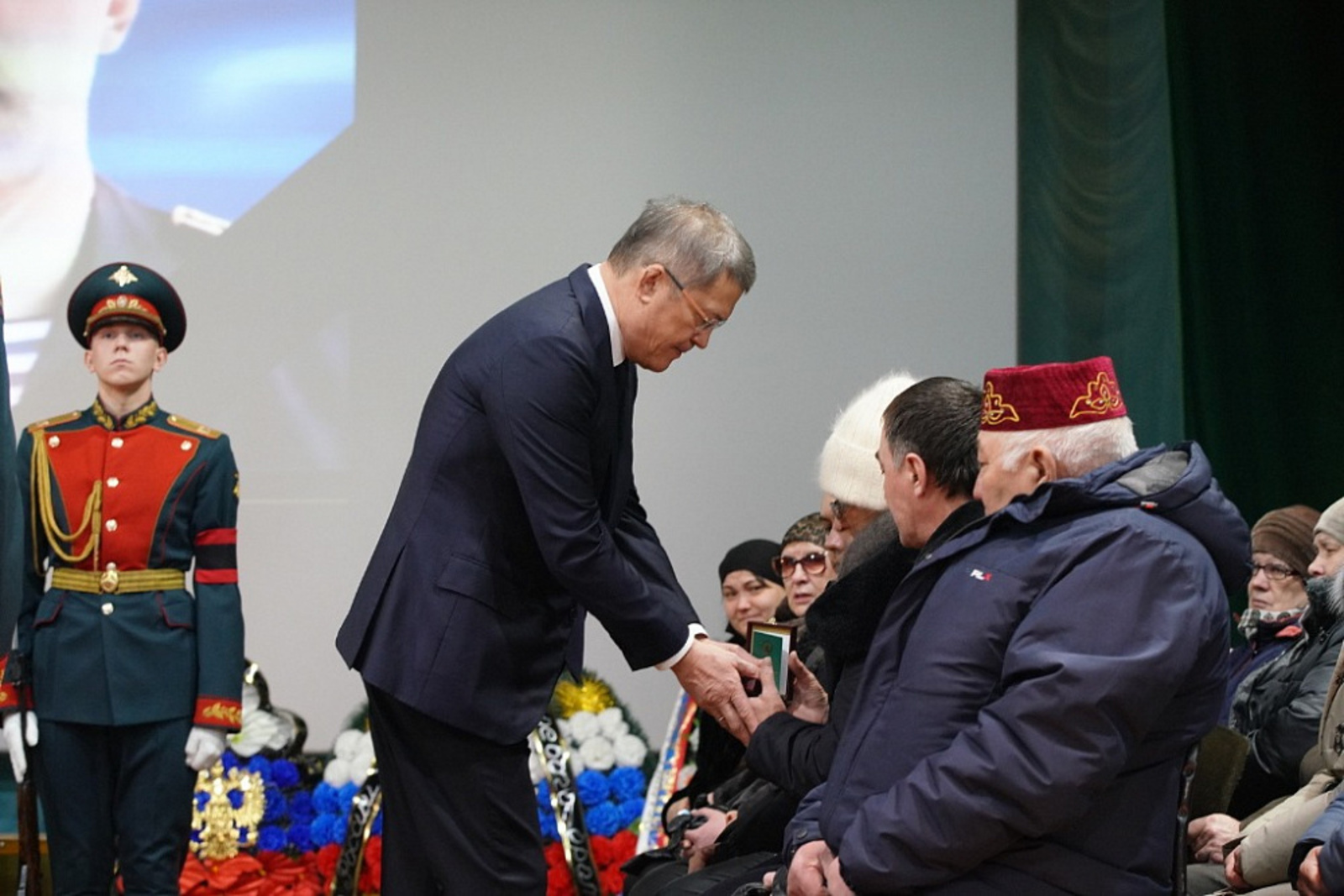 Глава Башкирии лично передал орден генерала Шаймуратова семье погибшего Героя России Алмаза Сафина